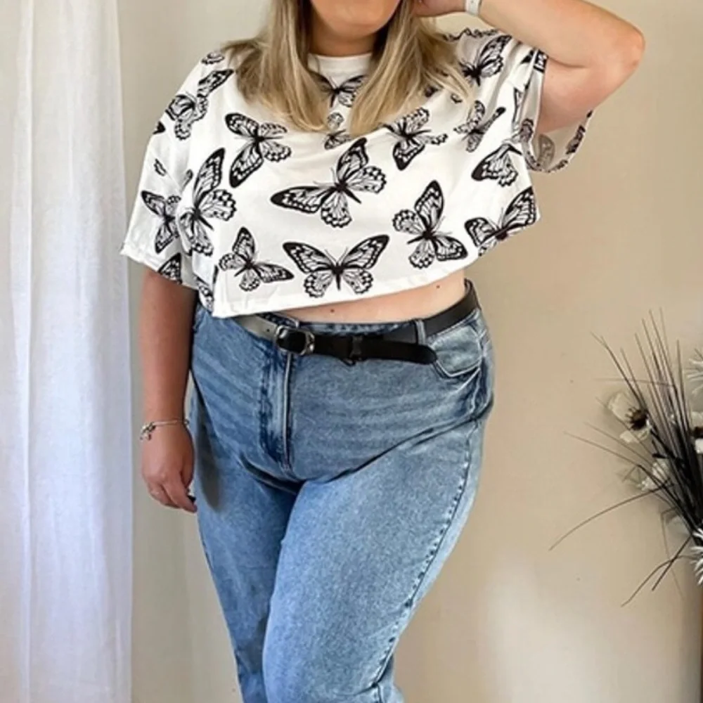 🦋 PLUS Crop Tee 🦋 - Picture 4 of 7